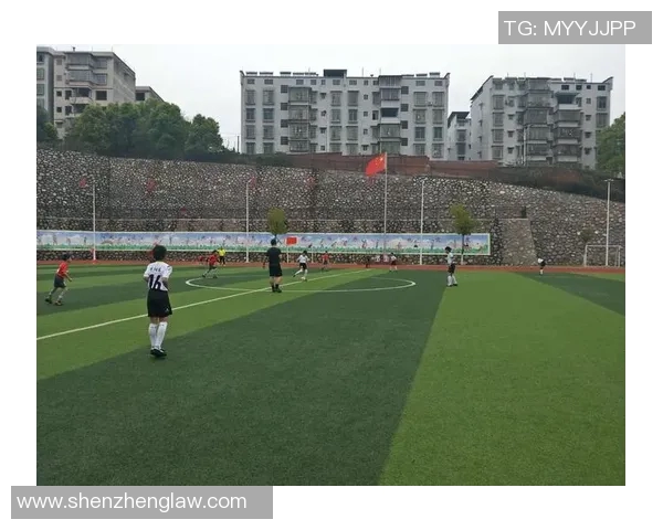 国家队足球9号球星英姿飒爽赛场风采展现运动员激情与实力